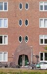 Puntig metselwerk, puntige raampjes.
<br/>
Marcel Westhoff, sept. 2016